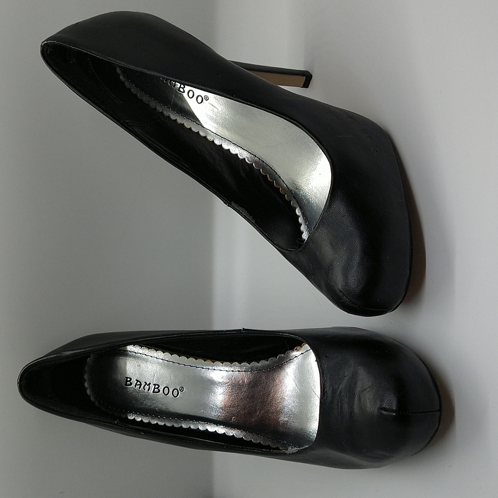 Black pumps